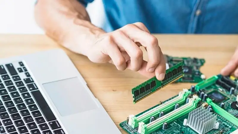 Cắm lần lượt từng thanh RAM